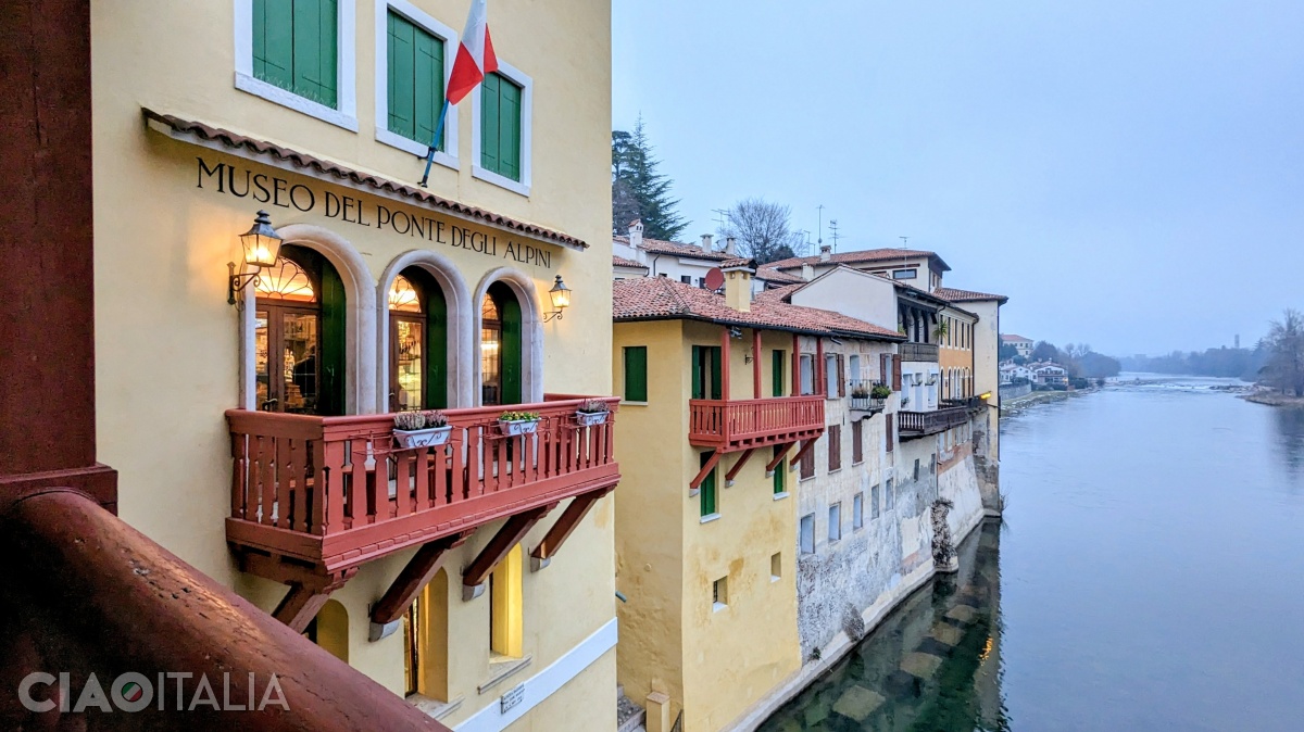 La un capăt al podului se află un mic muzeu, dedicat celor două războaie mondiale.