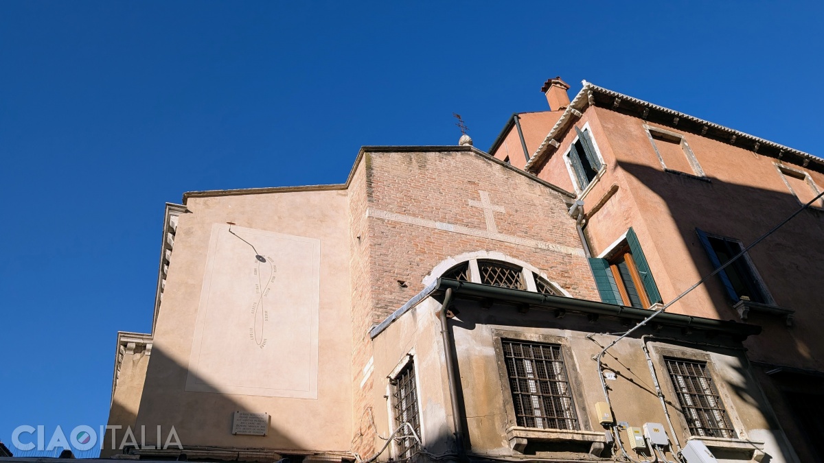 Sub crucea de pe absida Bisericii San Giacomo di Rialto, o inscripție &icirc;n latină &icirc;i &icirc;ndeamnă pe negustori să fie cinstiți.