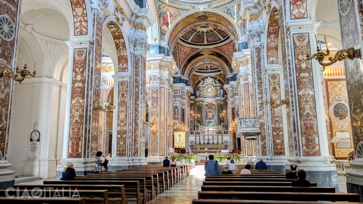 Interiorul bisericii este bogat decorat cu marmură colorată.