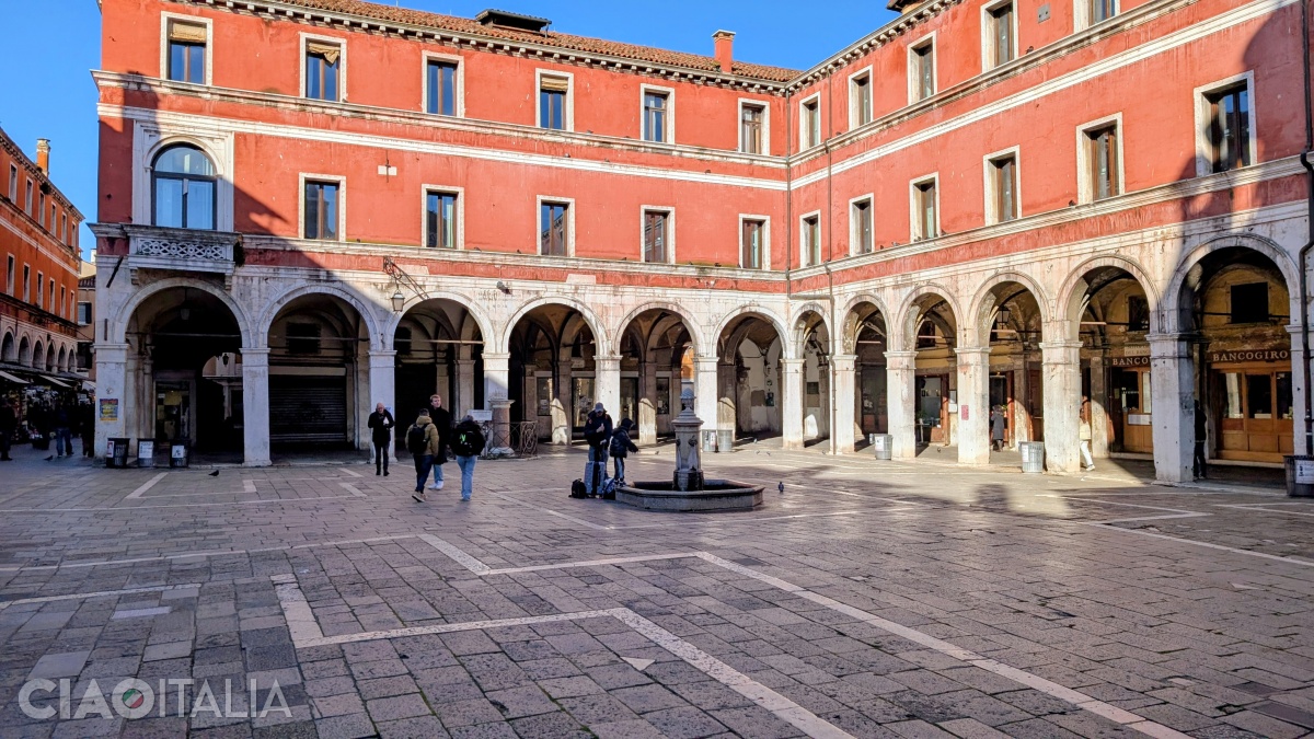 Clădirile din jurul pieței sunt cunoscute sub numele de "Fabbriche Vecchie".