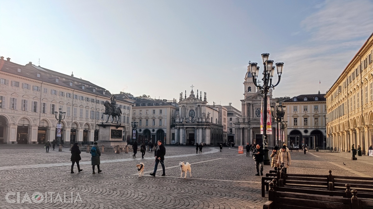 Piazza San Carlo, cu statuia lui Emanuele Filiberto și "bisericile gemene"