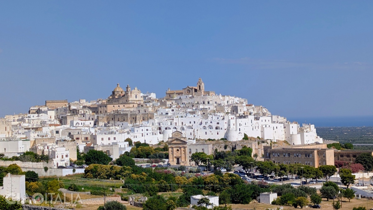 Centrul istoric din Ostuni văzut din Piazzetta Martiri delle Foibe