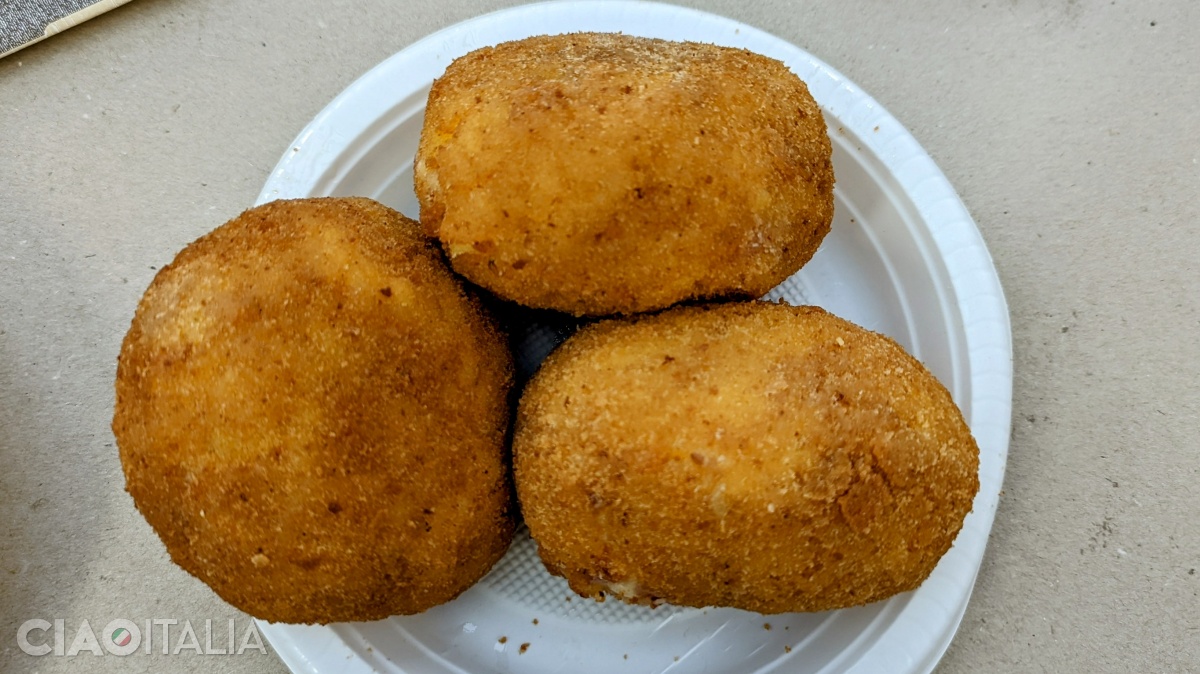 În zona Palermo "arancina" are formă rotundă.