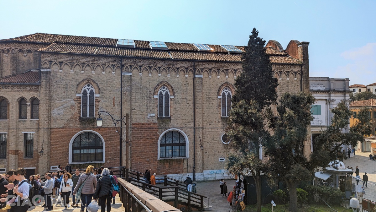 Galeriile Academiei se află chiar în dreptul Podului Academiei, într-un fost complex monastic.