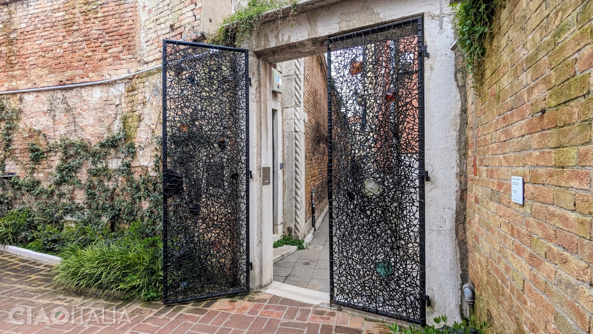 Porțile de intrare sunt realizate din fier și sticlă colorată.