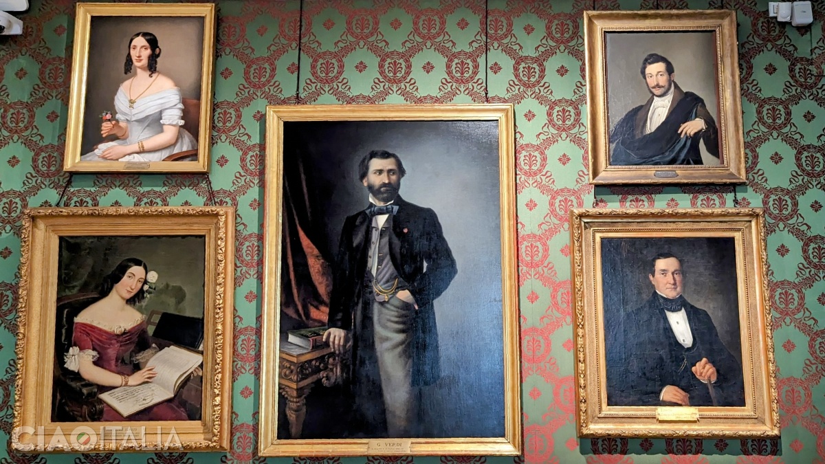 În centru se află portretul compozitorului Giuseppe Verdi.
