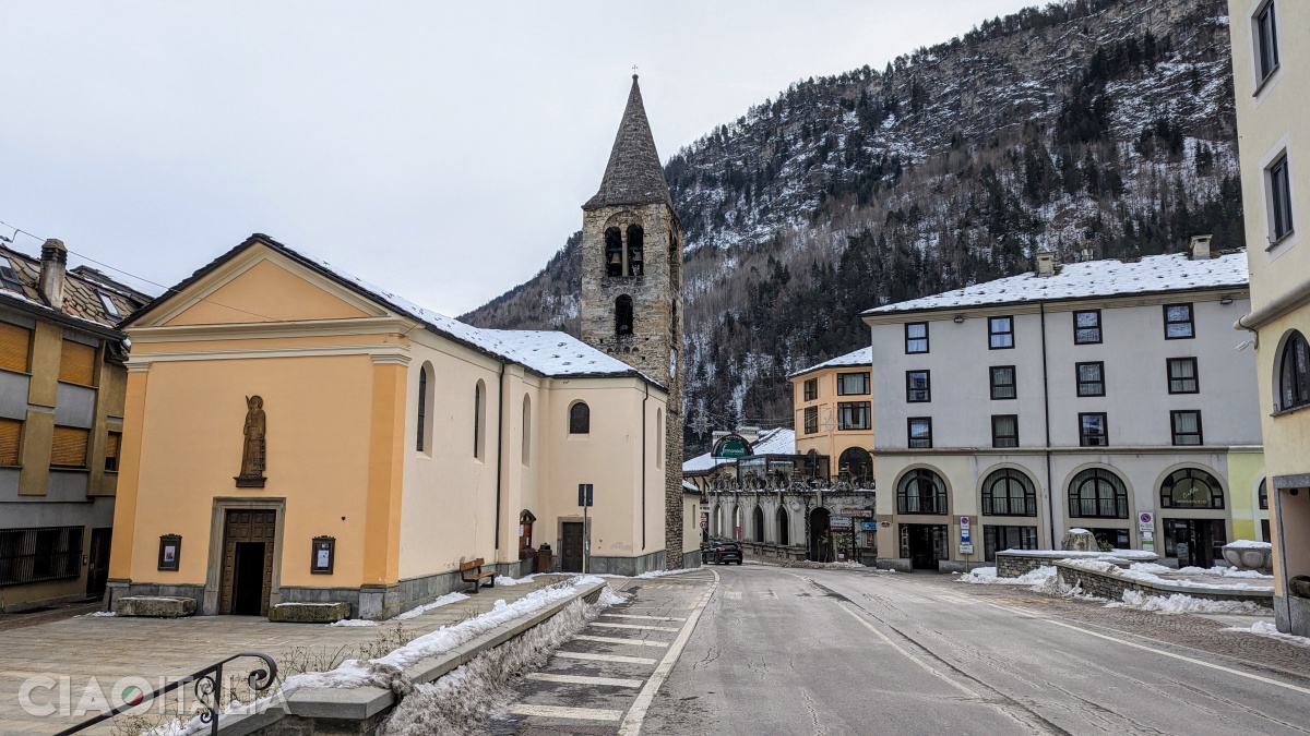 Biserica San Lorenzo se află în centrul localității Pré-Saint-Didier.