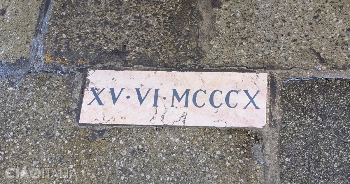 Piatra albă din pavaj indică locul &icirc;n care ar fi căzut mojarul.