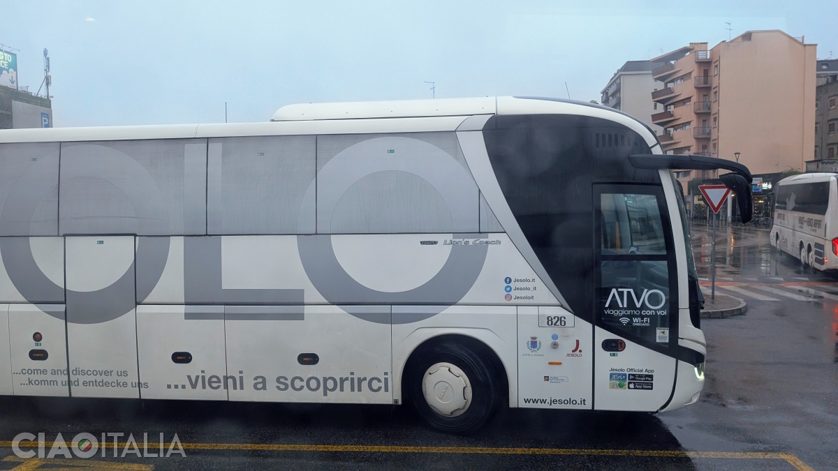 Autobuzele societății ATVO asigură legătura dintre Lido di Jesolo și Veneția, oprind în Mestre.