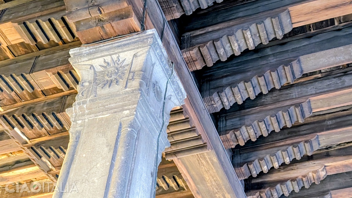 Capitel cu imaginea soarelui