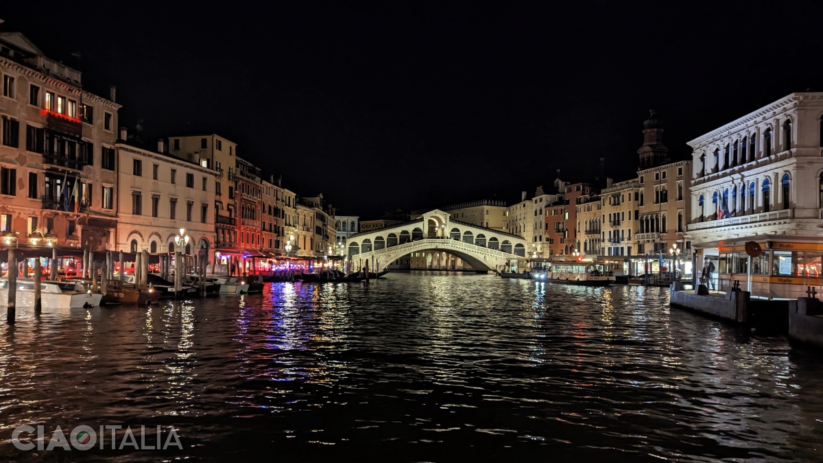 Rialto este cel mai vechi pod peste Canal Grande.