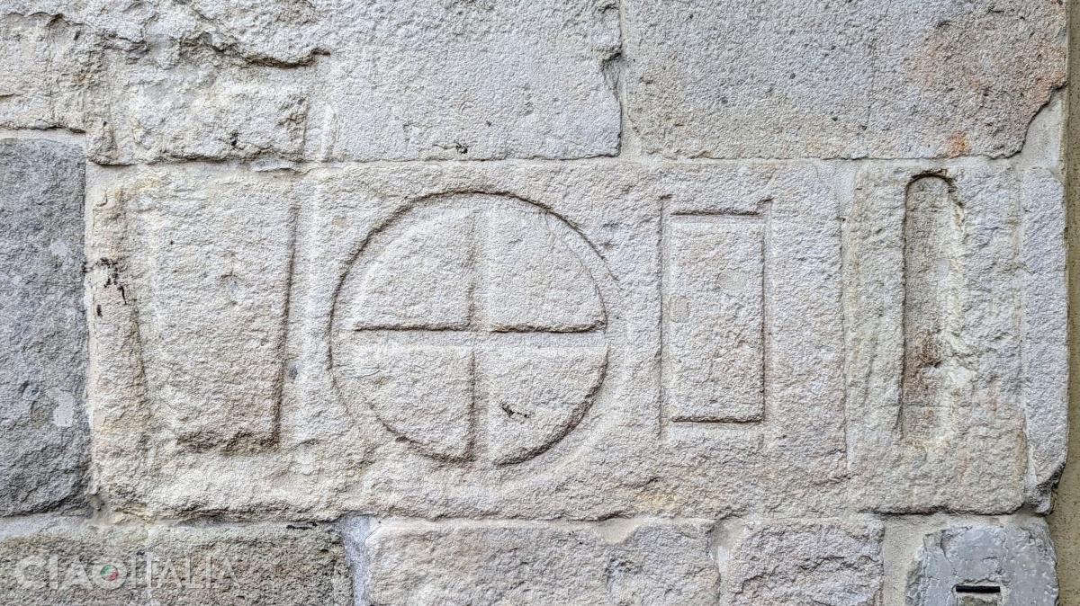 Etalonul de măsură folosit în trecut pentru făină, grâne sau stofă a rămas întipărit pe peretele dinspre "colțul minciunilor".