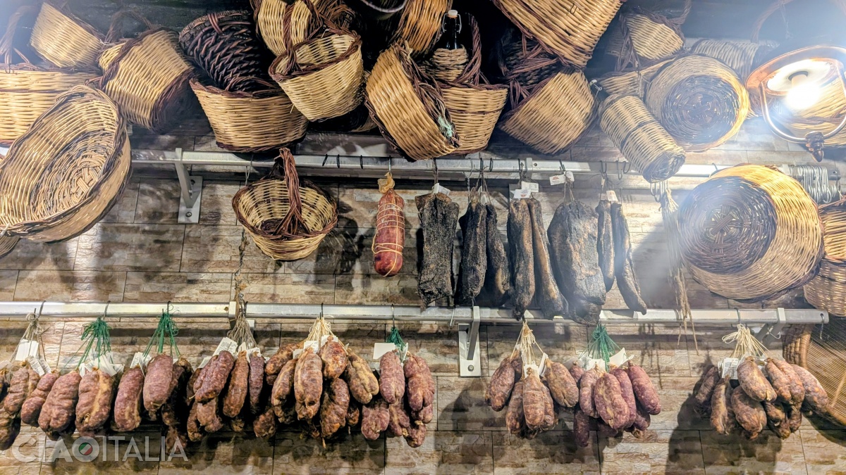 Salamuri și alte mezeluri la Bacănia La Casetta del Piccantino din Tropea
