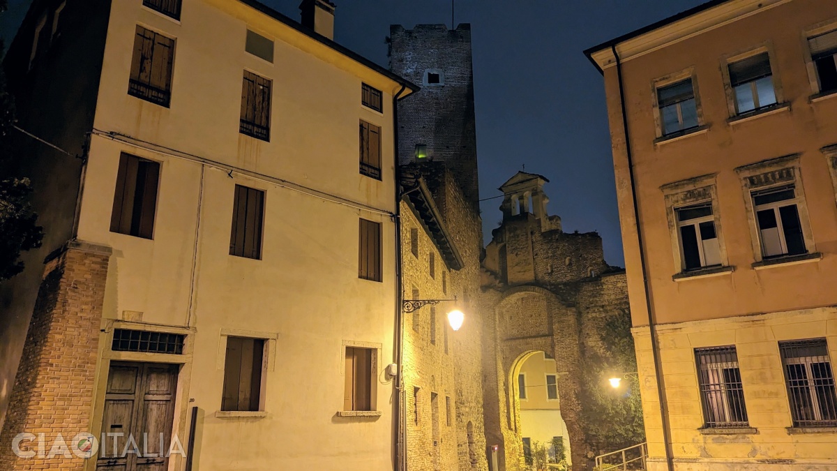 La intrare se află Turnul Bolzonella, numit și Torre di Ser Ivano, după scutierul lui Ezzelino al III-lea.