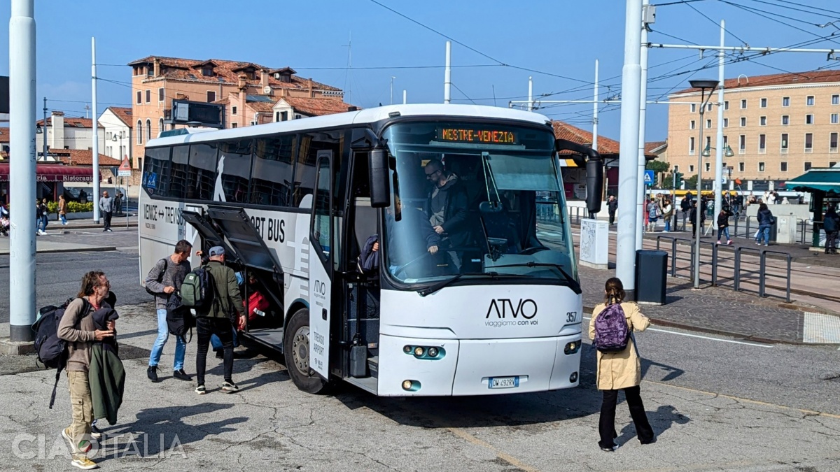 La sosirea în Veneția autobuzele Airport Bus Express opresc în Piazzale Roma.