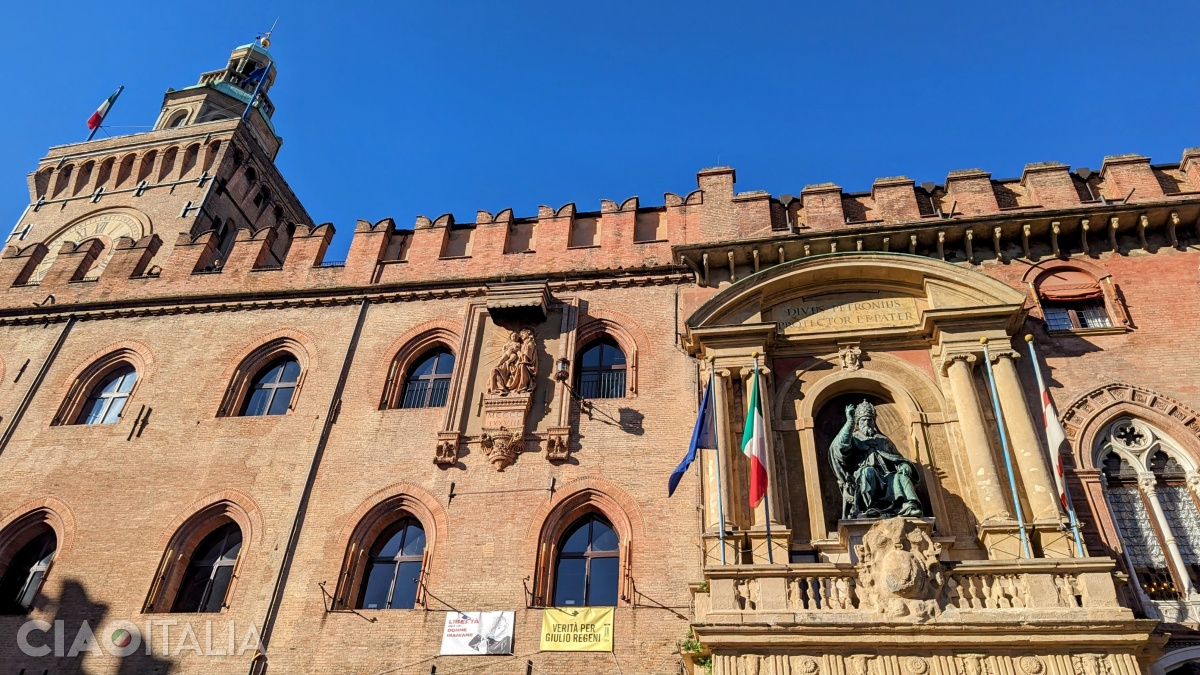 Statuia Papei Gregorio al XIII-lea și Madonna di Piazza