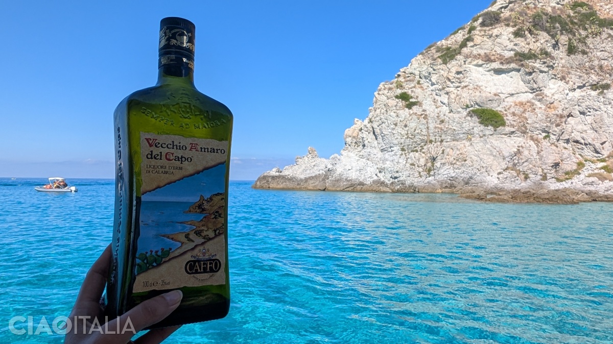 Pe eticheta digestivului Amaro del Capo este reprezentată zona Capo Vaticano.