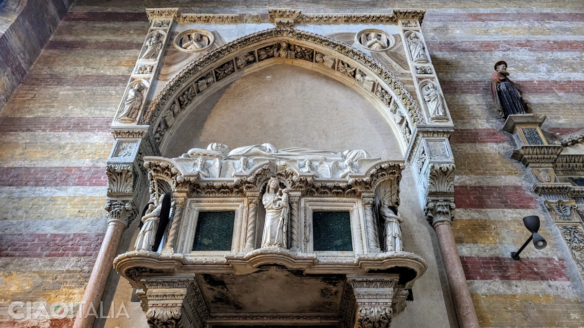 Mormântul lui Jacopo da Carrara, decorat cu statui de îngeri și sfinți