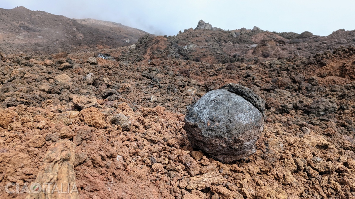 Bombă vulcanică și peisaj lunar pe Etna
