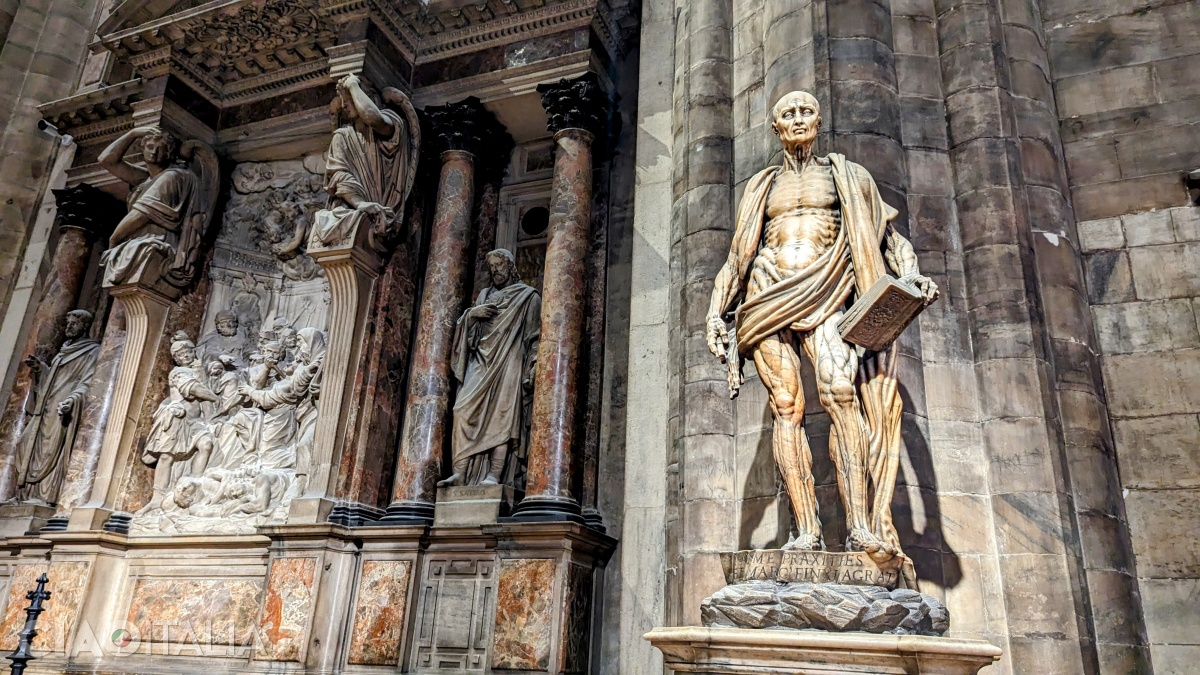 Statuia Sf. Bartolomeu care își poartă propria piele pe umeri nu are cum să nu te impresioneze.