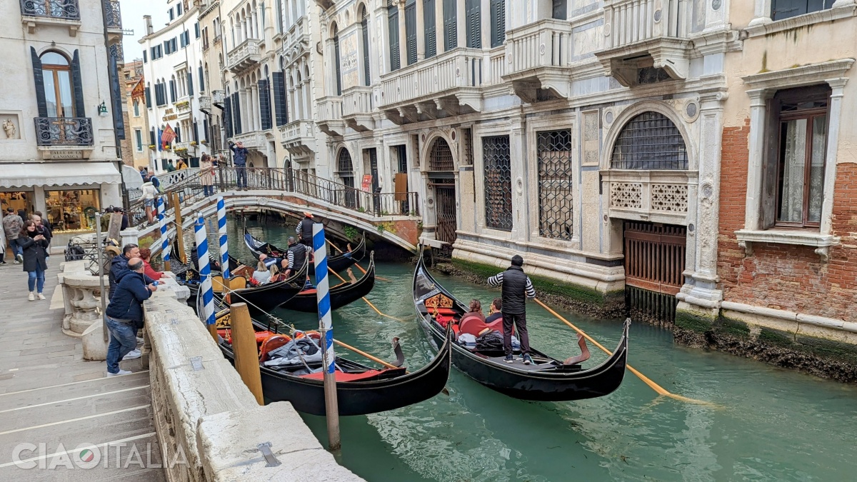 O plimbare cu gondola este unul dintre lucrurile pe care ar trebui să le faci în Veneția.