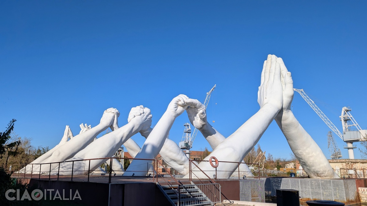 Instalația are 15m &icirc;nălțime și 20m lungime.