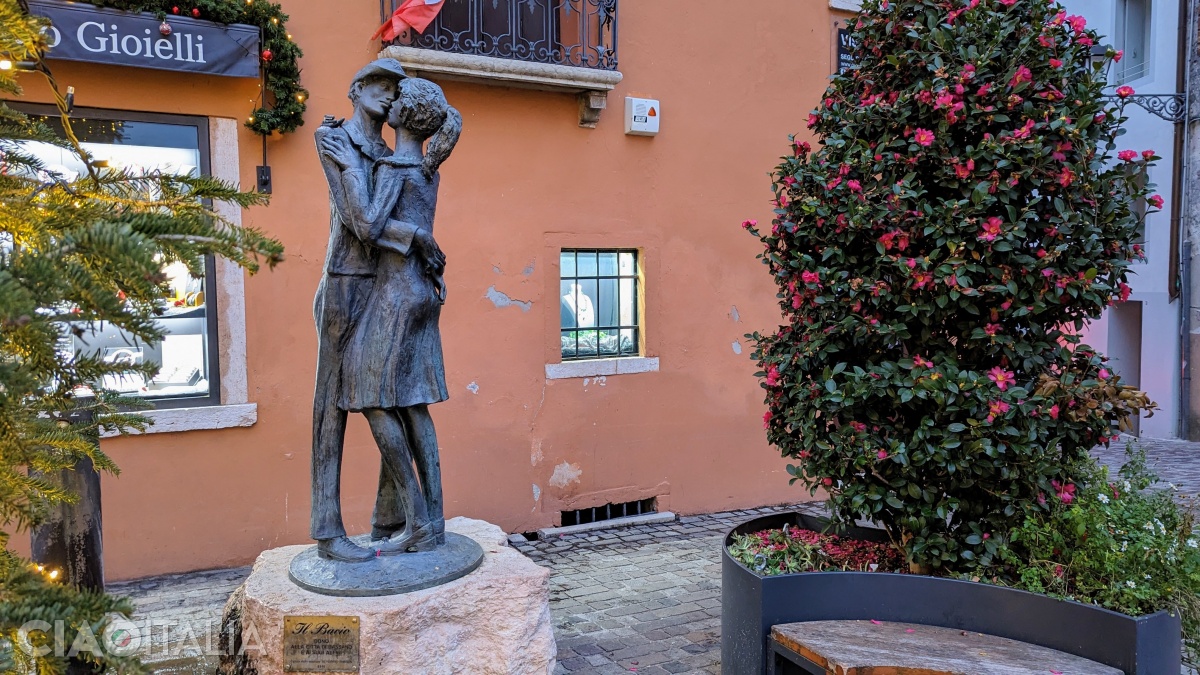 Statuia Bacin d'amor