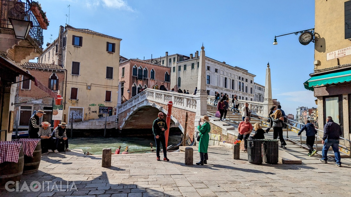 Dacă vrei să parcurgi Veneția pe jos, pregătește-te să urci și să cobori o grămadă de trepte! Orașul are peste 400 de poduri (în fotografie este Ponte delle Guglie).