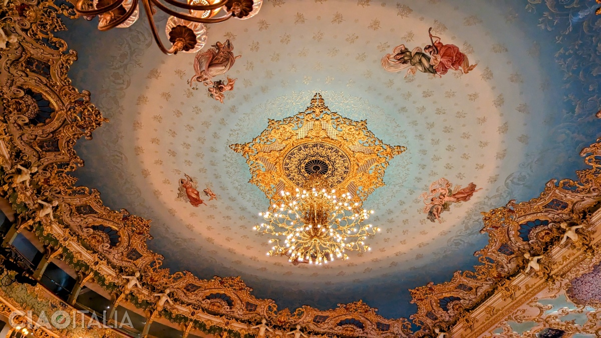 Tavanul sălii de spectacole din Teatrul La Fenice