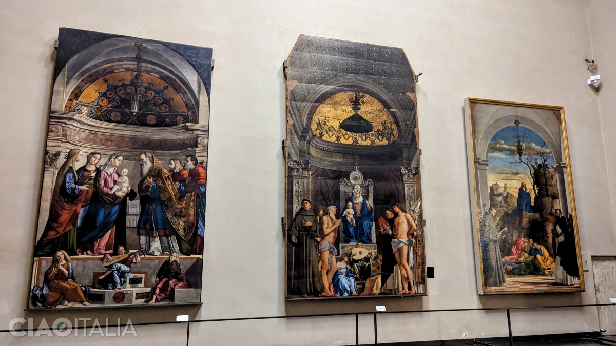 De la stânga la dreapta: Înfățișarea lui Iisus la templu (Vittore Carpaccio), Fecioara cu pruncul pe tron (Giovanni Bellini) și Rugăciune în grădină (Marco Basaiti)