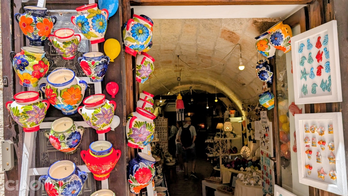 Magazin cu ceramică colorată