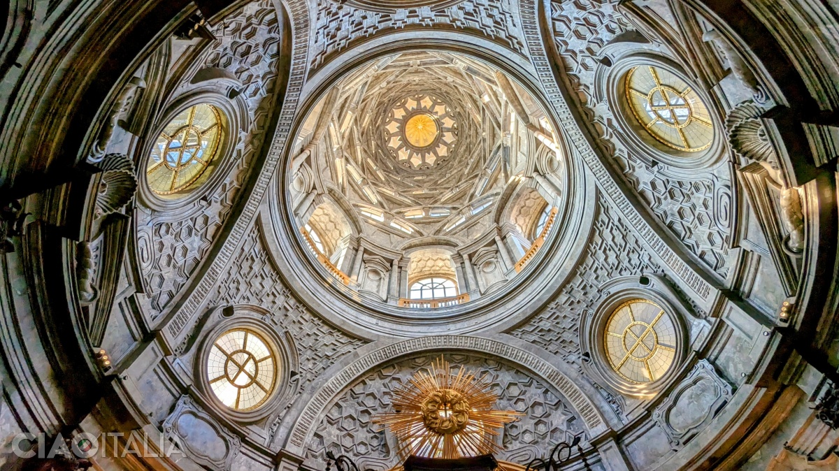 Cupola Capelei Giulgiului, proiectată de arhitectul Guarino Guarini.