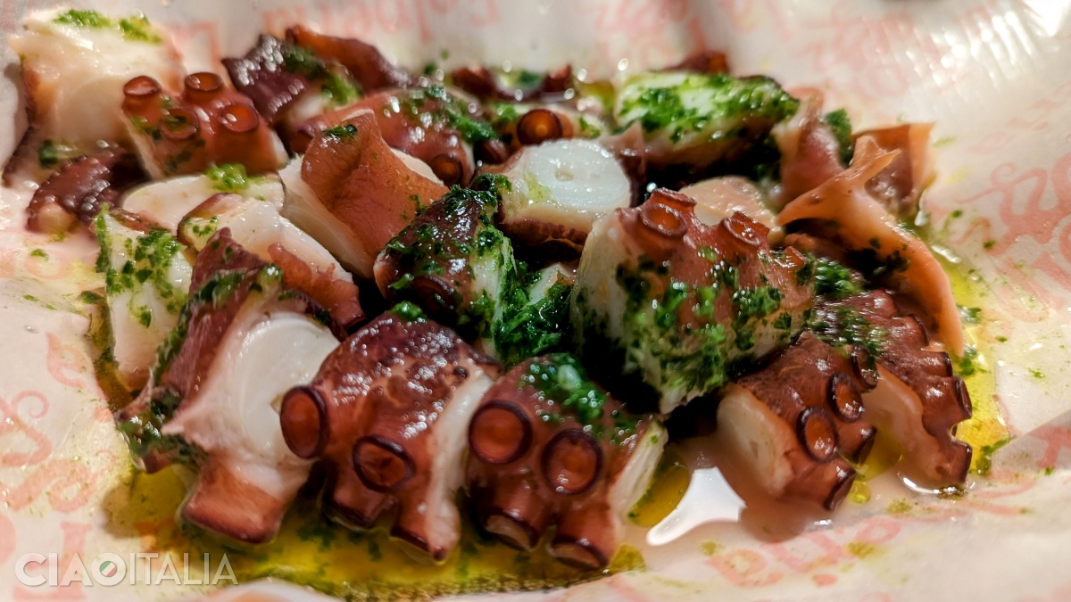 Bucățele fragede și delicioase de caracatiță, cu sos verde
