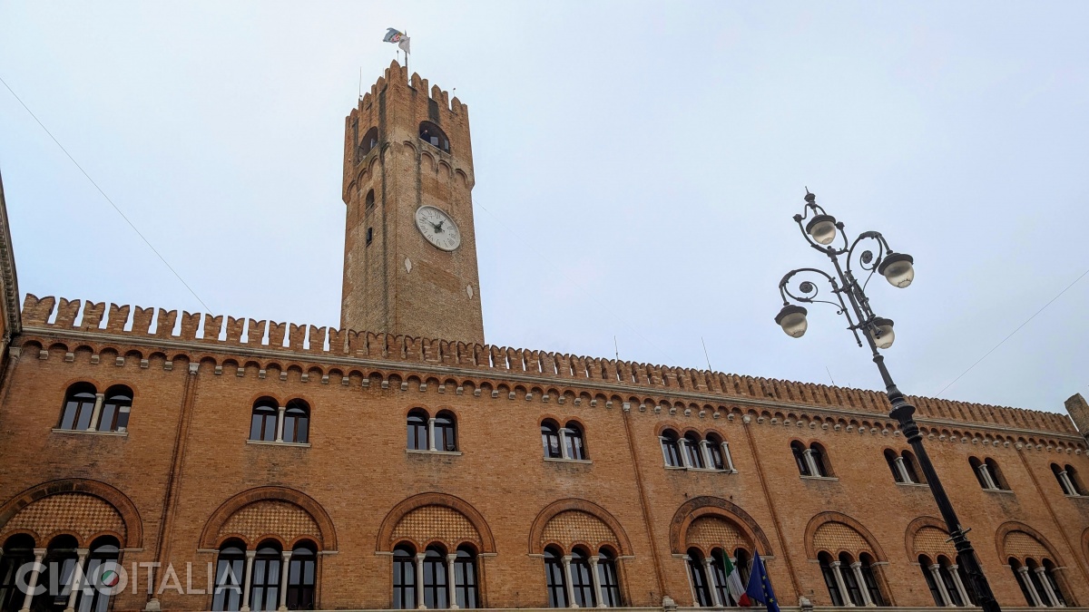 Torre Civica se înalță peste Palazzo del Podestà.