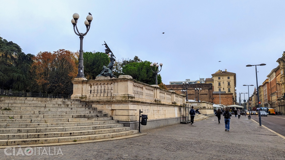 Intrarea în Parco della Montagnola dinspre Piazza VIII Agosto