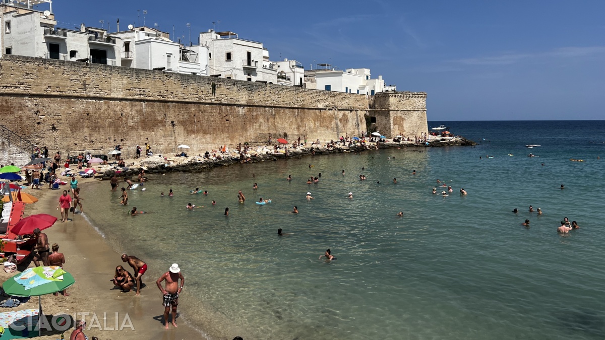 Cala Porta Vecchia a fost deschisă prin demolarea unei părți din zid.