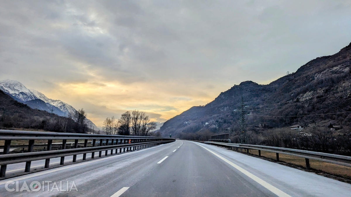 Autostrada A5 mai este numită și "Autostrada della Valle d'Aosta".