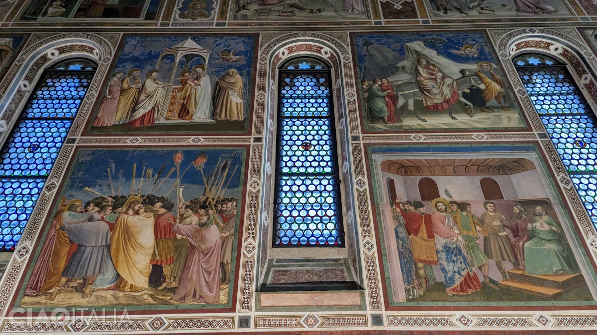 Capela este pictată cu mai multe rânduri de scene (în stânga jos, Sărutul lui Iuda).