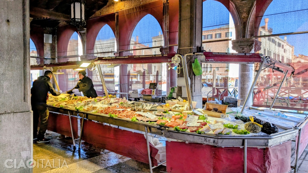 Dacă vrei să vizitezi Piața Rialto, cel mai bine este să mergi dimineața.