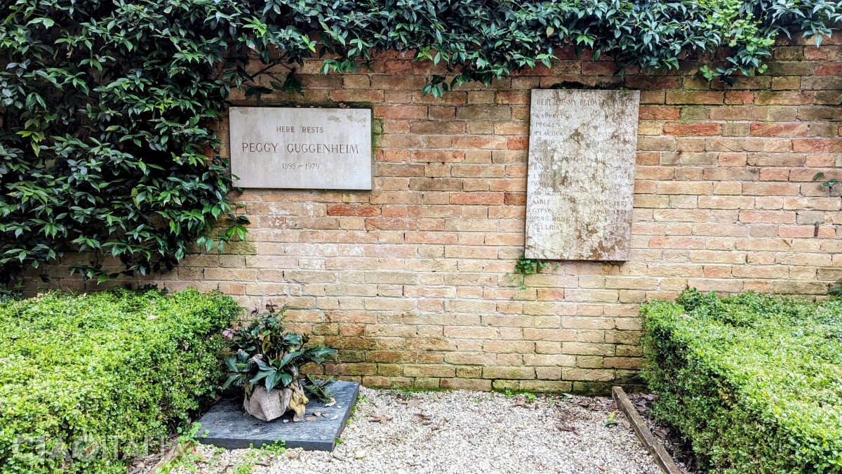 Peggy Guggenheim a fost înmormântată în grădina palatului, alături de cățeii săi.