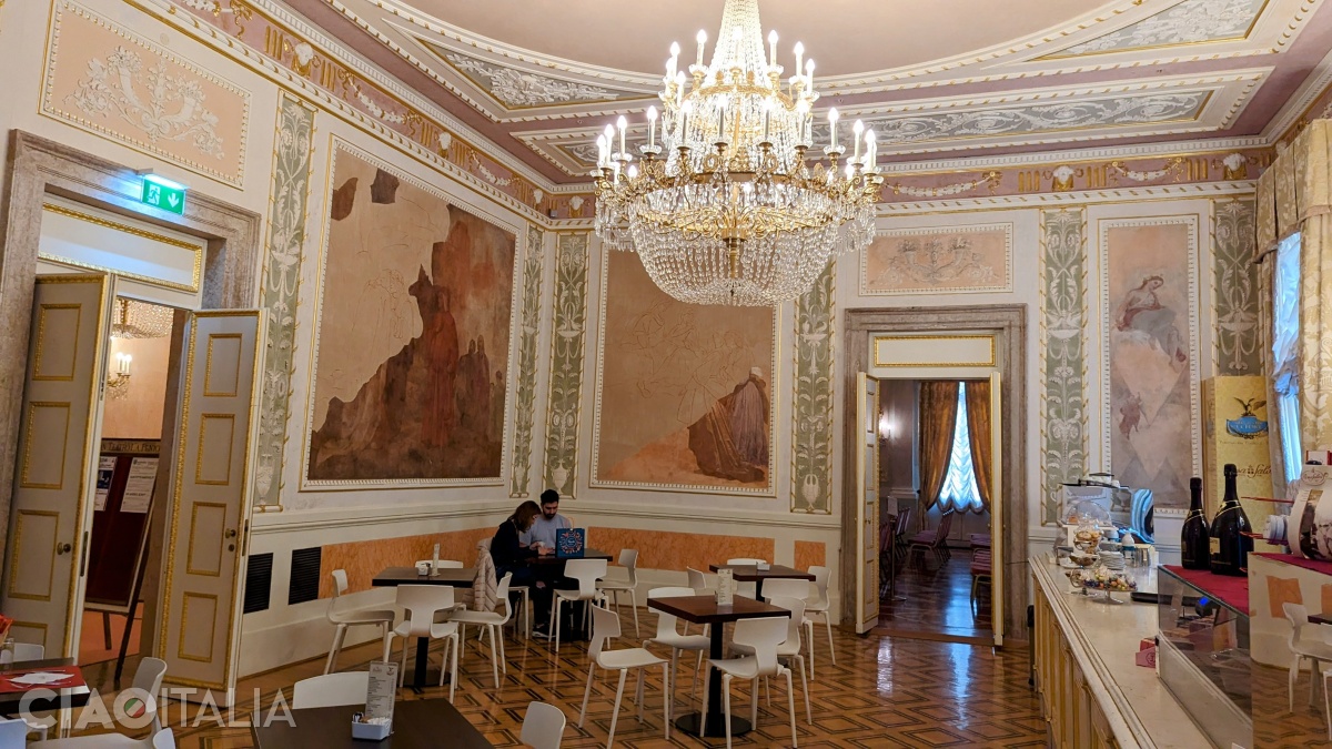 În Sala Dante funcționează cafeneaua Teatrului La Fenice.