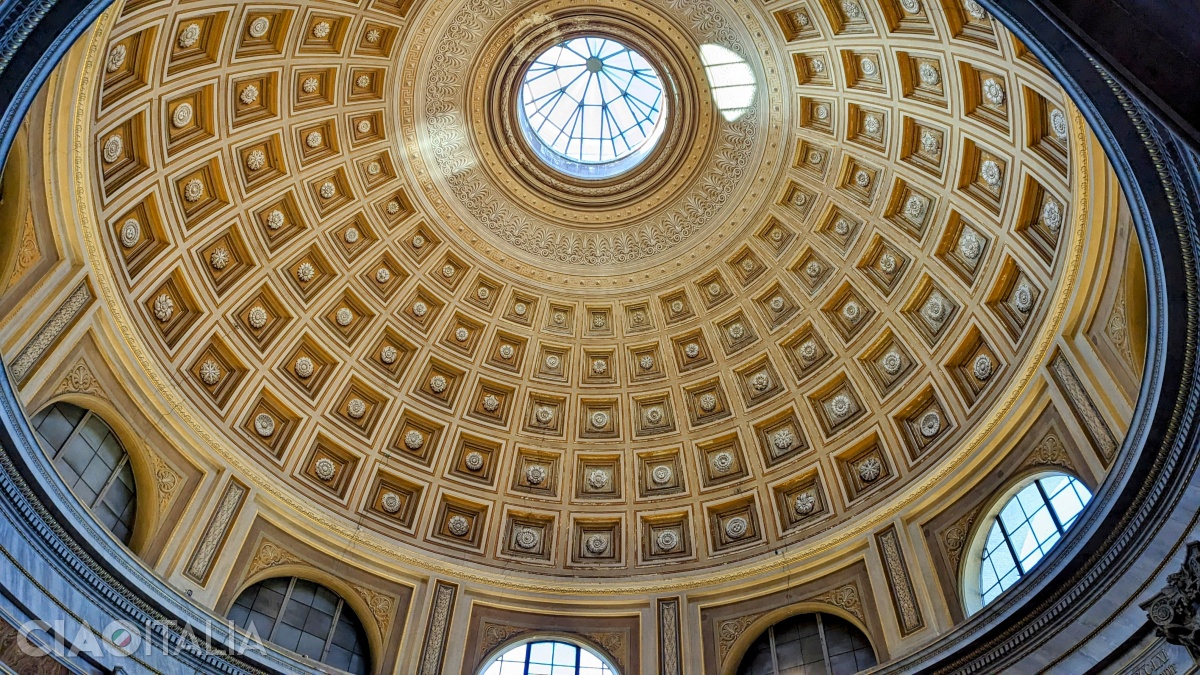 Cupola sălii se aseamănă cu cea a Pantheonului roman.