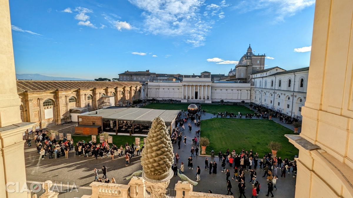 Conul de pin de la Muzeele Vaticanului