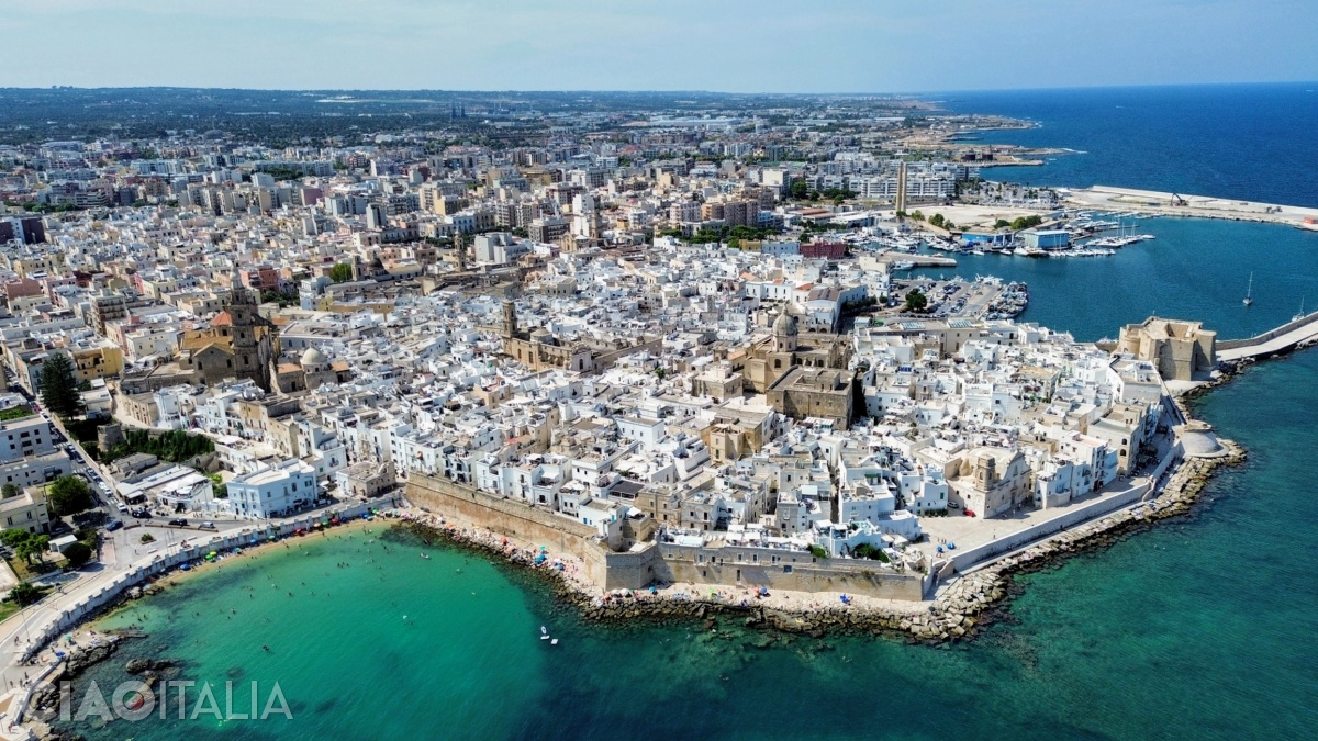 O vedere aeriană a orașului Monopoli