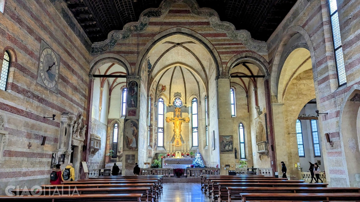 Biserica este decorată simplu, cu o alternanță de rânduri de cărămizi roșii, albe și galbene. De la stânga la dreapta se înșiră capelele Sanguinacci, Maggiore, Dotto și Ovetari.
