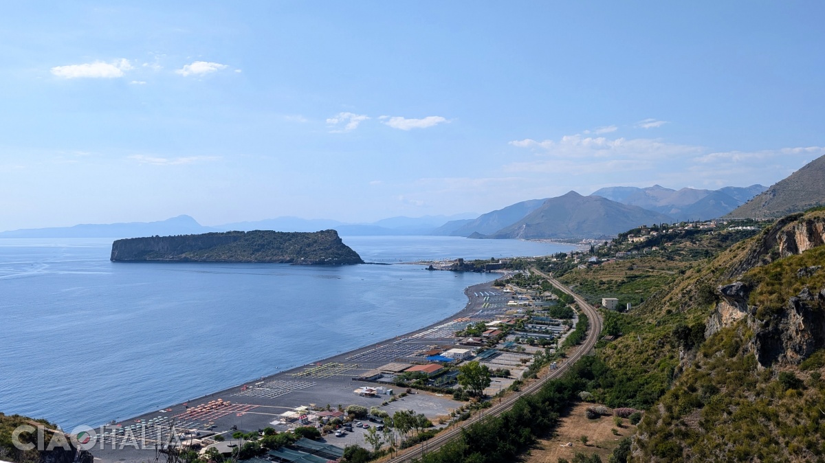 Plajele din zona Praia a Mare, cu insula Dino