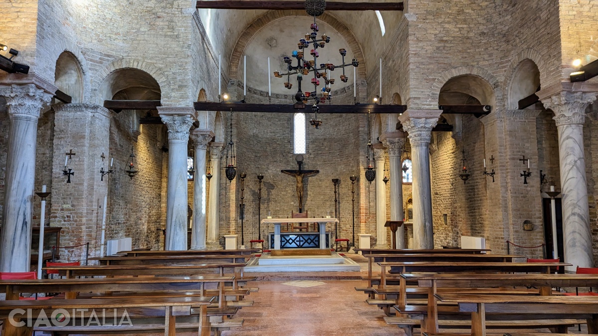 Interiorul Bisericii Santa Fosca este simplu.