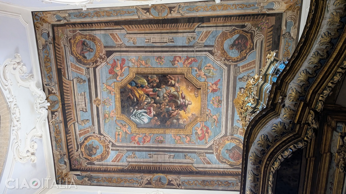 Tavanul a fost pictat în 1720, în stil baroc.