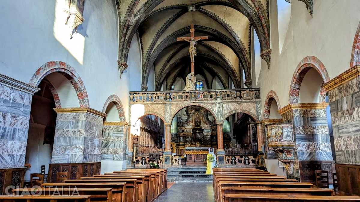 Interiorul bisericii Collegiata di Sant'Orso