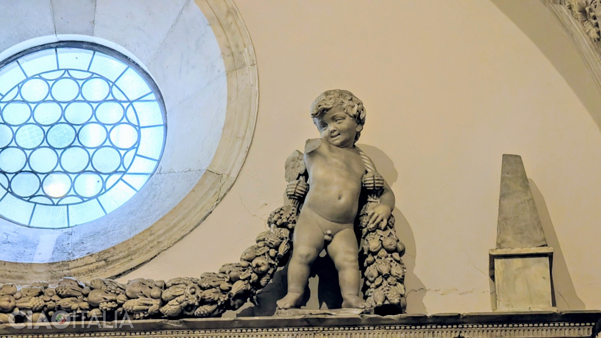 Se crede că îngerașul din dreapta sus ar fi fost sculptat de Michelangelo.